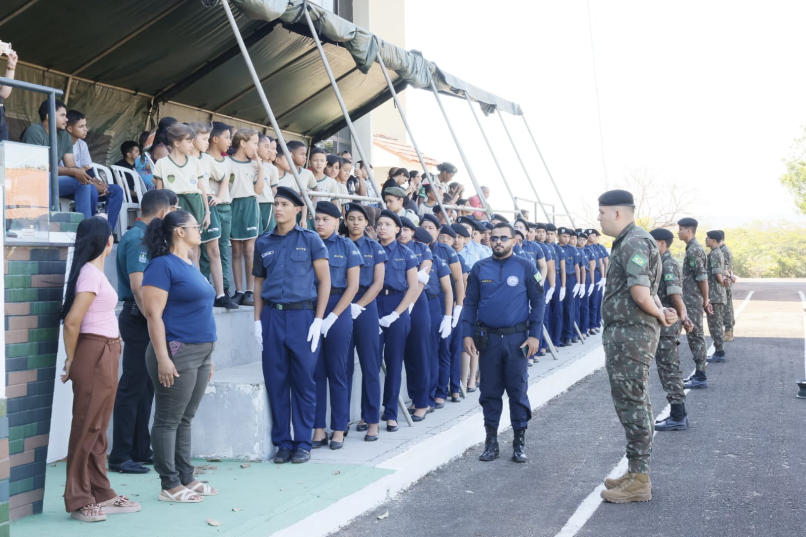 Estudantes da rede municipal participam de solenidade em homenagem ao Dia do Soldado