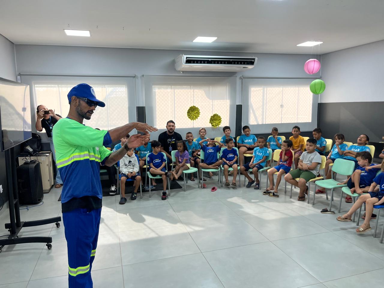 Gari de Palmas inspira crianças em roda de conversa sobre coleta de lixo e preservação ambiental
