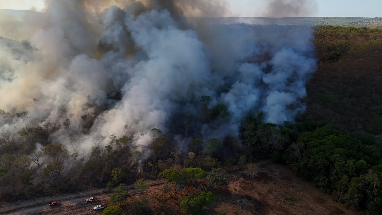 Defesa Civil atua em incêndio de grandes proporções em região de serra na zona rural de Palmas