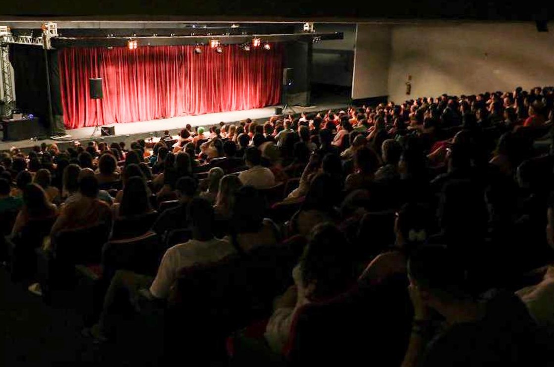 Mais de 600 pessoas prestigiam apresentação de ‘O Santo e a Porca’ da Cia de Teatro Fernanda Montenegro