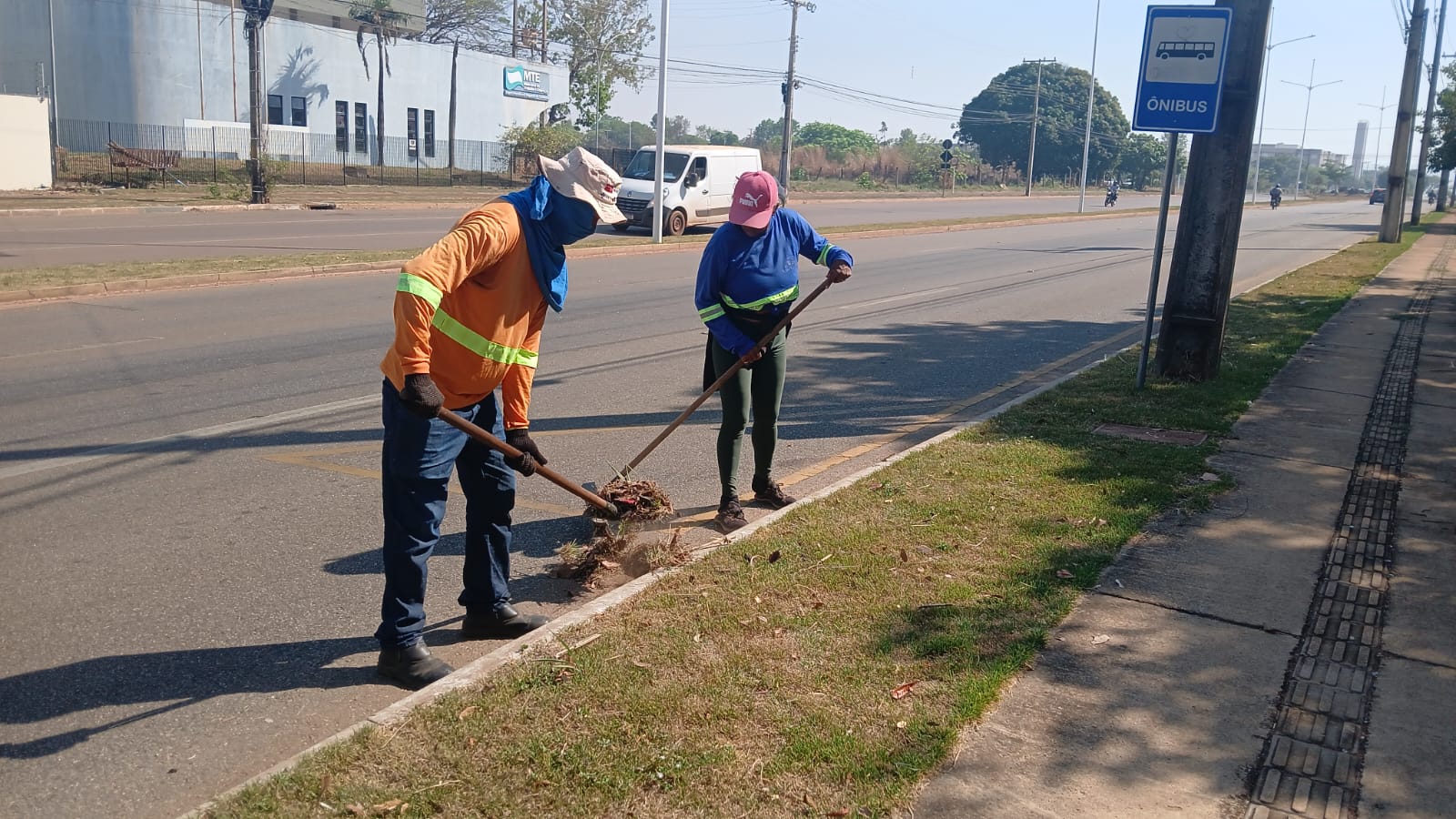 Prefeitura de Palmas realiza varrição e remoção de terra em avenidas da Capital