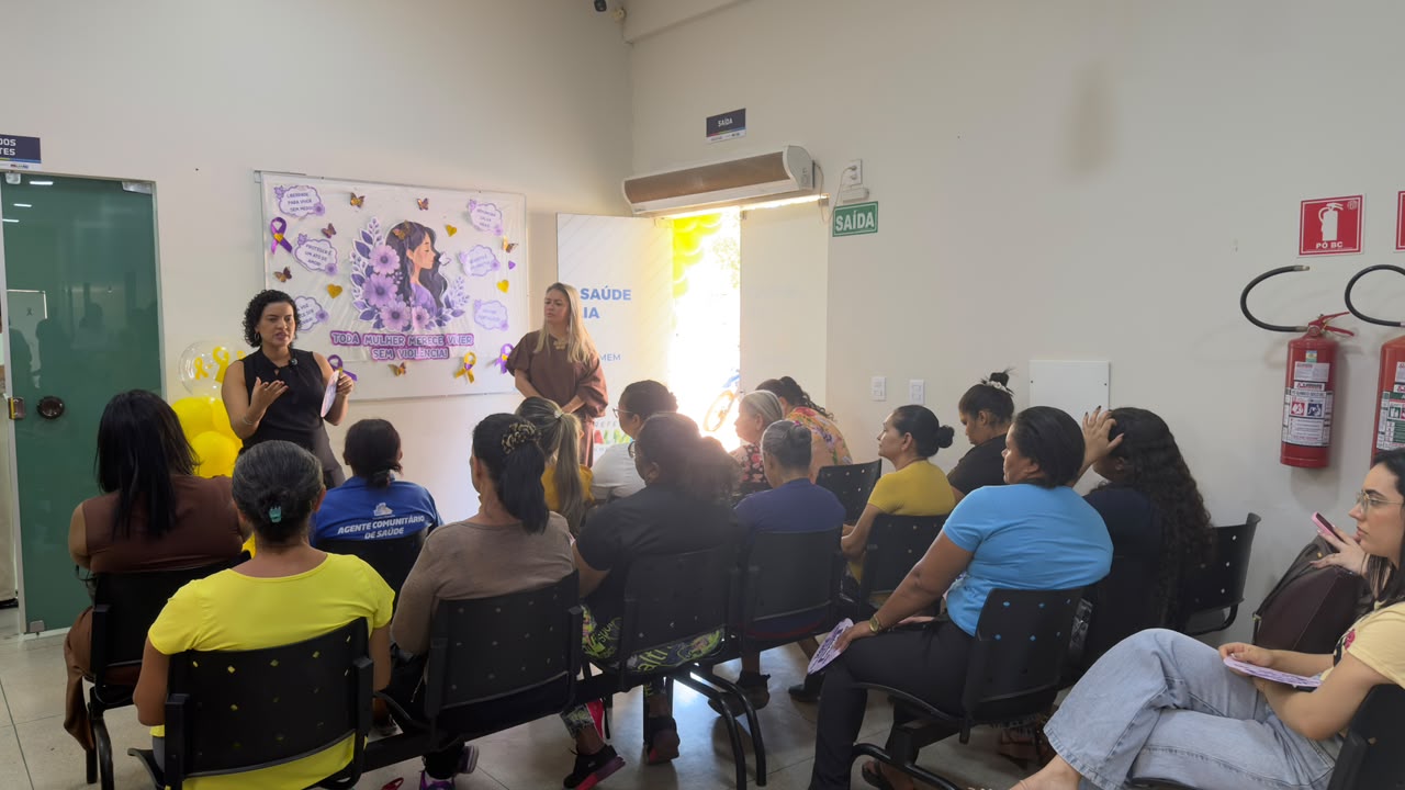 Pacientes de unidade de saúde recebem orientações sobre o enfrentamento à violência contra a mulher em Palmas