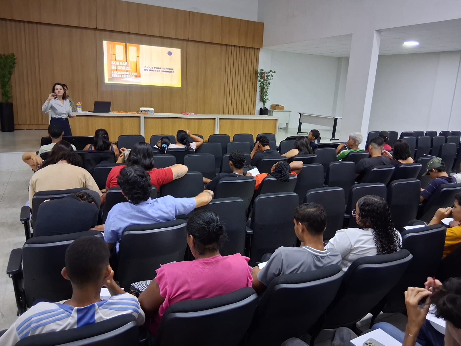 Prefeitura incentiva autonomia financeira de adolescentes e famílias