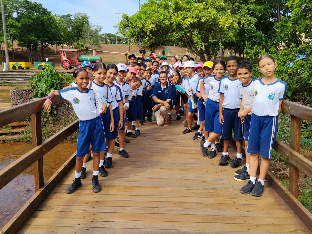 Alunos da ETI Almirante Tamandaré visitam o Parque Cesamar e aprendem sobre a história da Capital