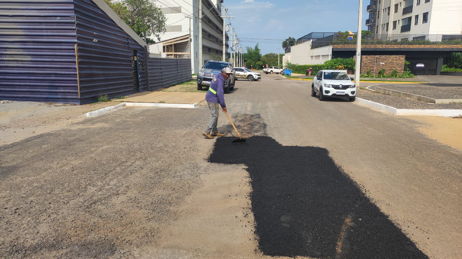 Tapa-buraco atende avenidas e serviço de manutenção repara equipamentos de praças da Capital