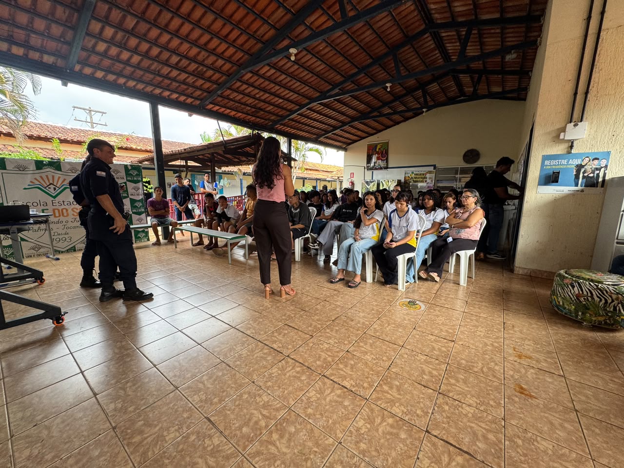Prefeitura leva dicas de defesa pessoal e bate-papo sobre enfrentamento à violência contra a mulher às escolas da Capital