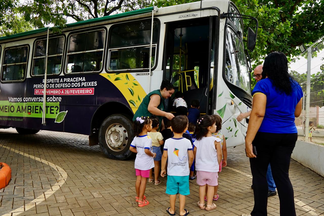 Crianças do Cmei João e Maria participam de aula itinerante de educação ambiental no EcoBus