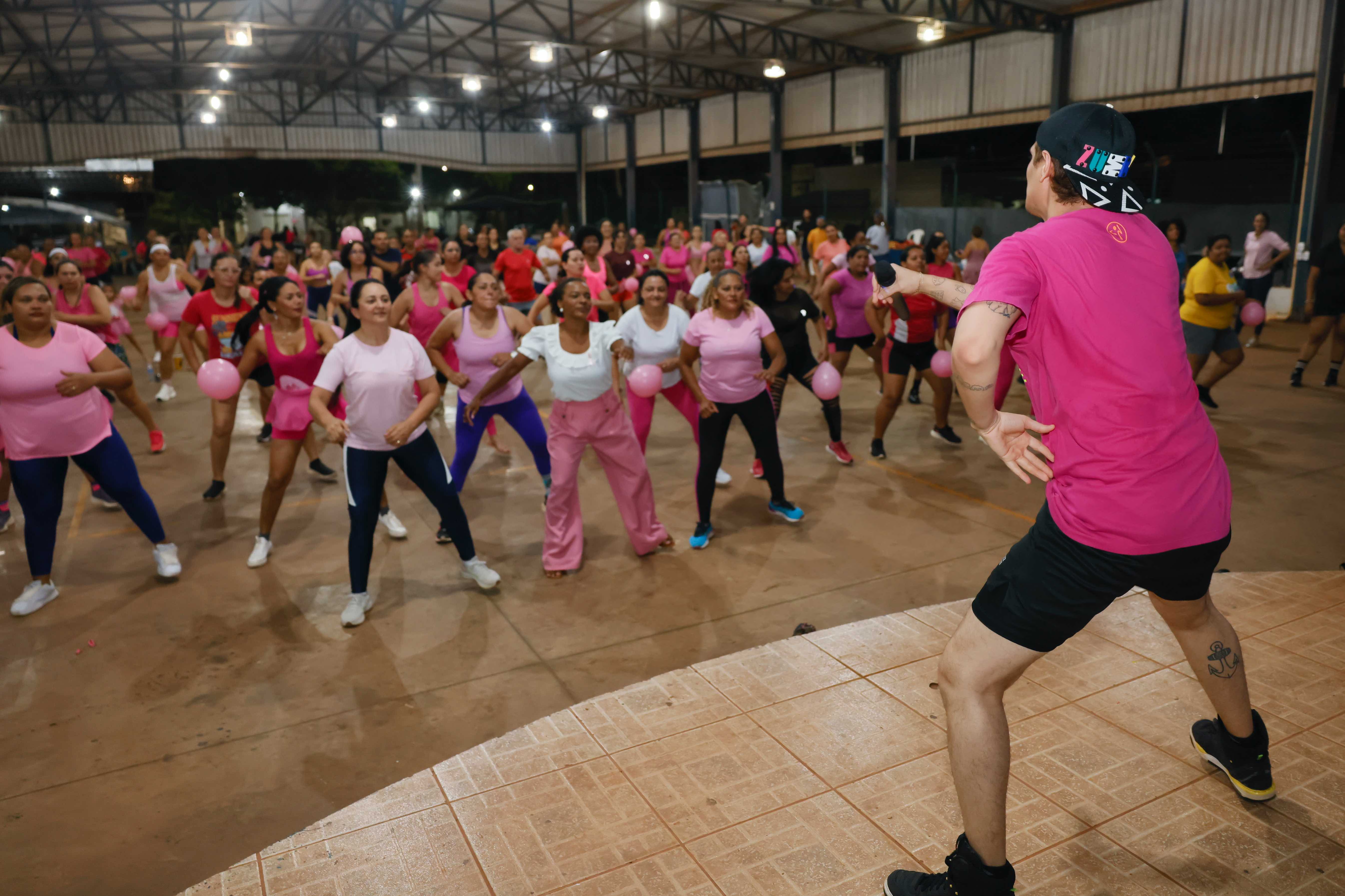 Zumba Rosa leva saúde, dança e conscientização para mulheres na Feira Coberta do Jardim Taquari