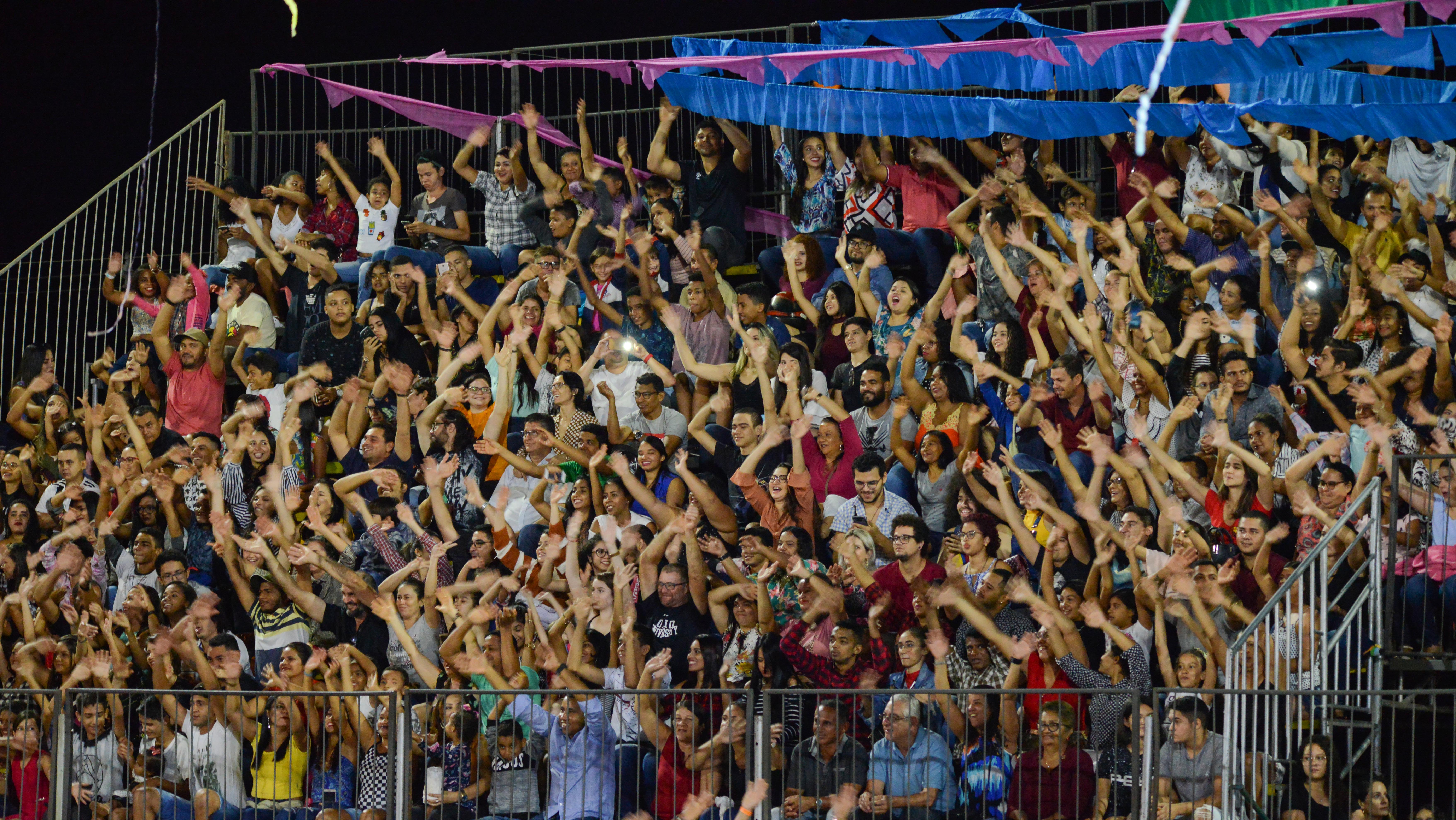 Com arena lotada, juninas fazem um espetáculo cheio de ritmo, cores e fantasia