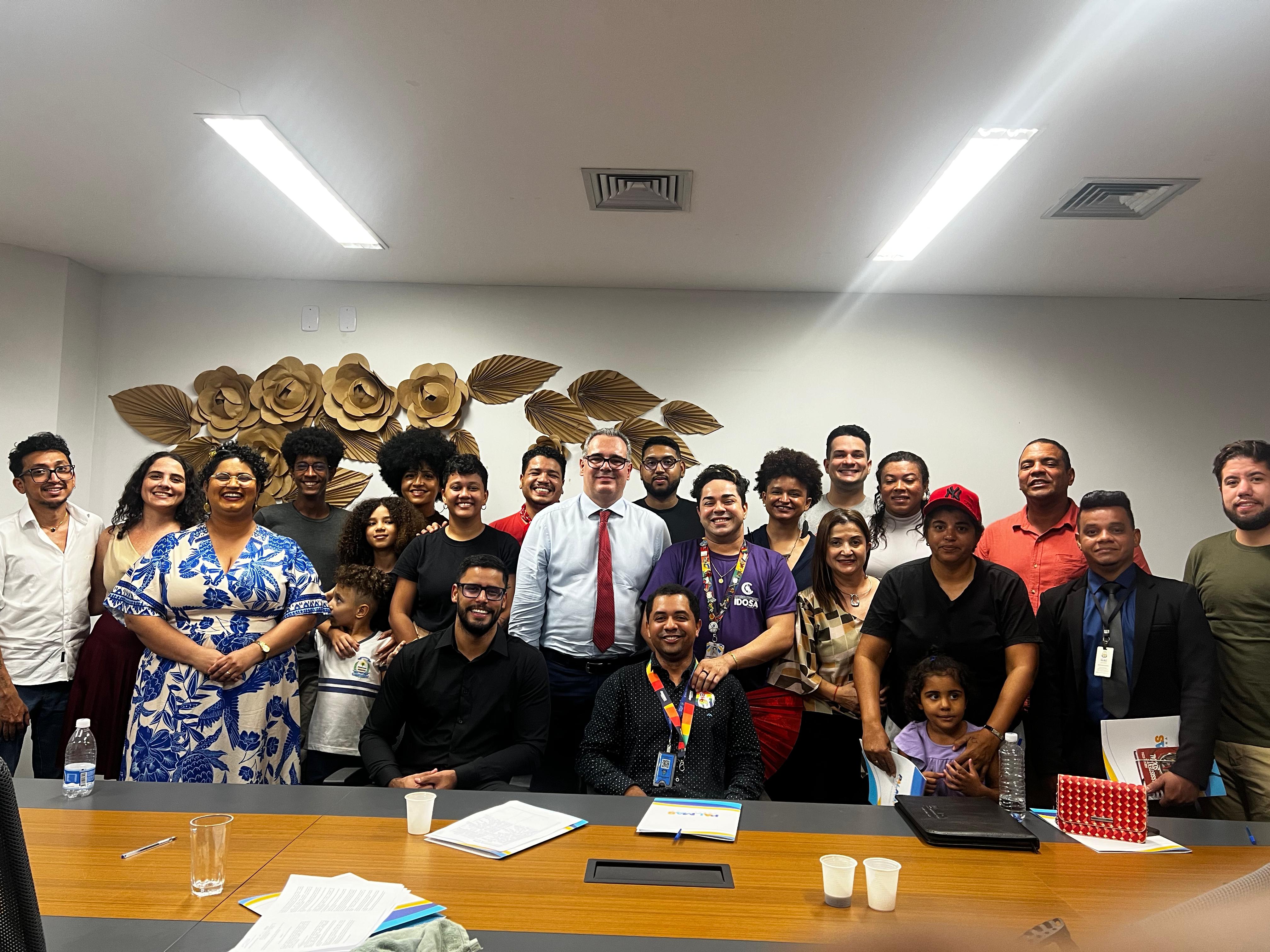 Representantes de órgãos públicos, movimentos sociais e coletivos LGBTQIA+ participaram da reunião nesta quarta, 21