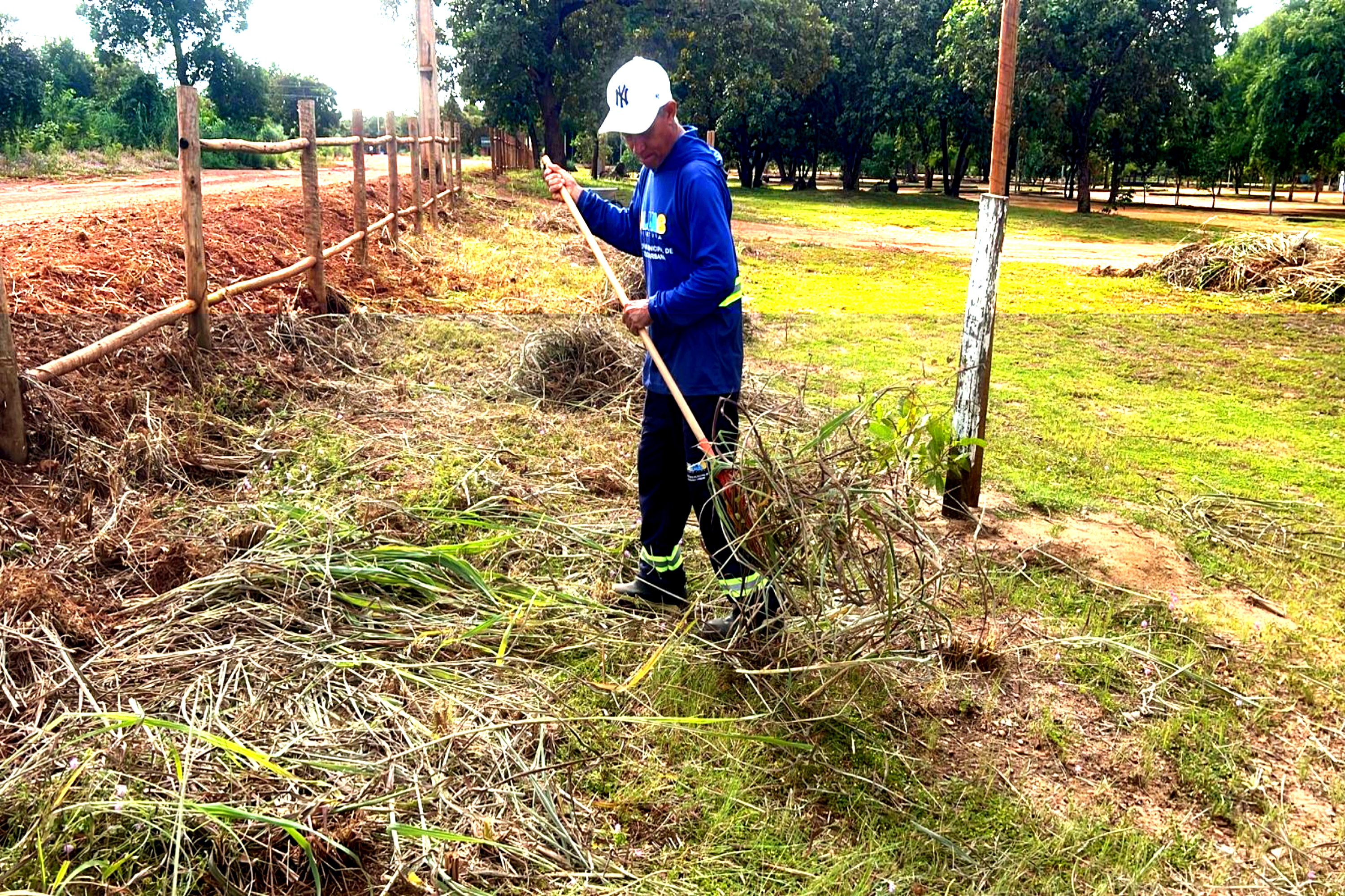 Prefeitura de Palmas realiza serviços de limpeza nas praias do Caju e da Graciosa