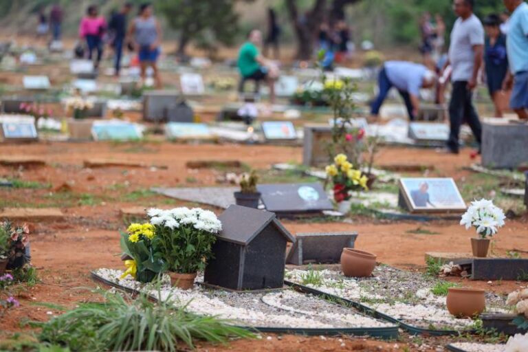 Cemitérios passam por melhorias para receber visitantes no Dia de Finados