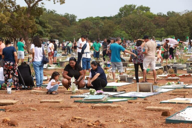 Milhares de familiares visitam seus entes nos cemitérios da Capital