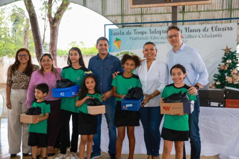 Alunos da ETI Luiz Nunes foram os primeiros a receber tênis adequados para a escola do campo