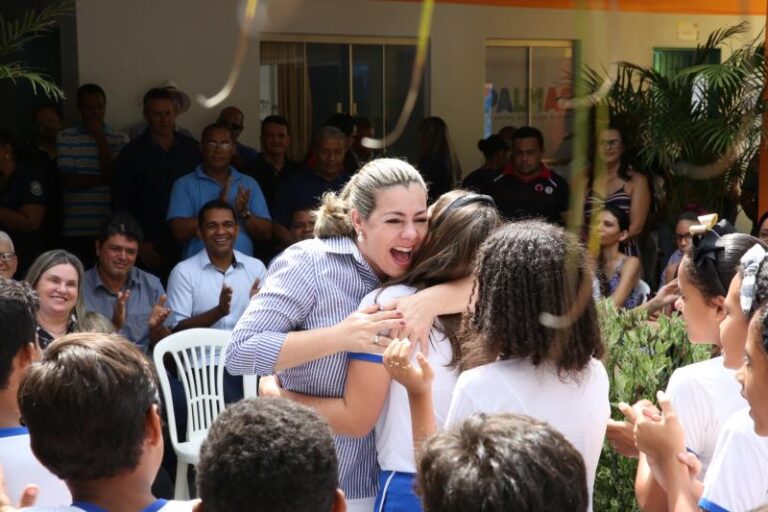 Prefeita Cinthia homologa concurso da Educação e entrega o quarto certame sob sua gestão