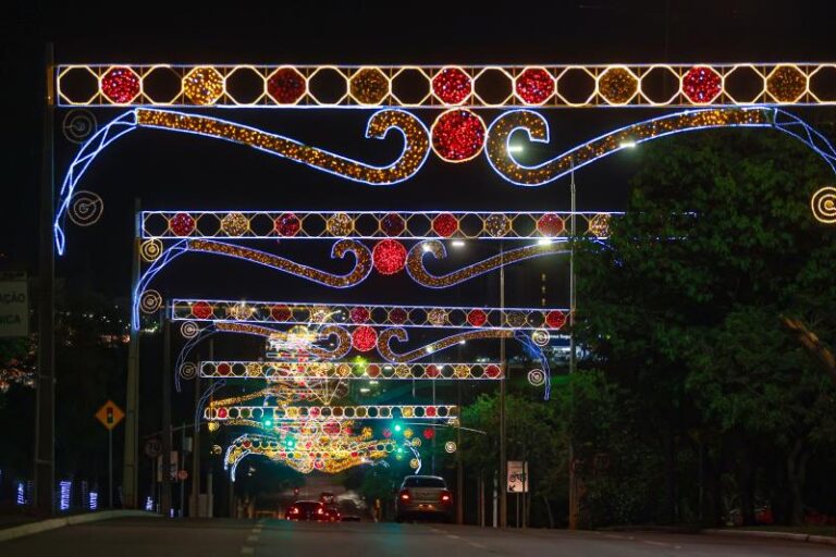 Com túnel de 12 quilômetros, Prefeitura acende luzes natalinas na Avenida Teotônio Segurado