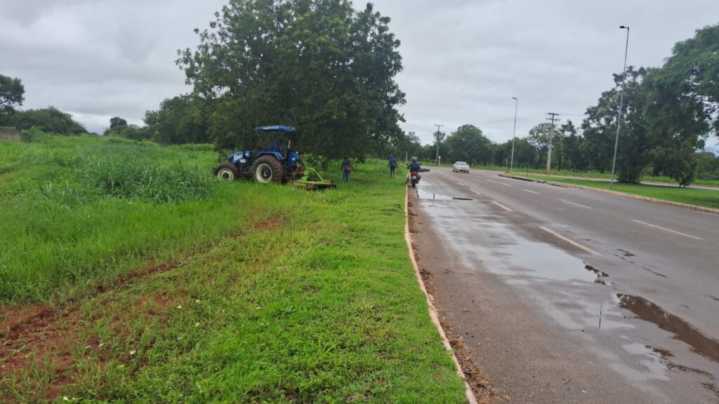 Equipe de roçagem na Avenida Teotônio Segurado com Aureny III - Foto: Divulgação