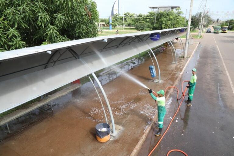 Prefeitura de Palmas realiza limpeza das seis estações de ônibus da Capital