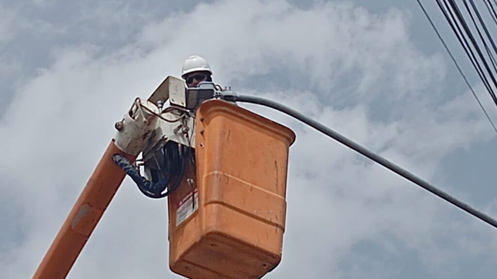 Equipe da Infraestrutura tem intensificado os atendimentos para troca de luminárias mais eficientes - Foto: Divulgação