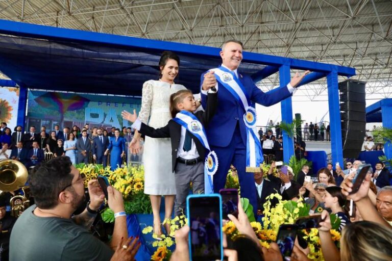 Prefeito Eduardo Siqueira Campos recebe faixa e anuncia obras e projetos para Palmas