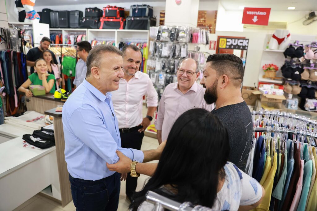 Prefeito Eduardo Siqueira conversa com comerciantes da Avenida Tocantins - Foto: Francisco Barros / Secom Palmas