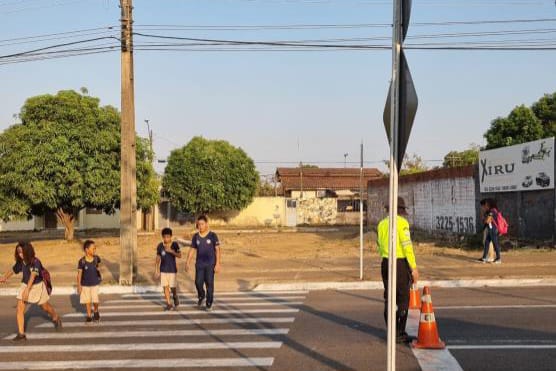 Agente de trânsito organiza fluxo e protege pedestres e motoristas - Foto: Divulgação