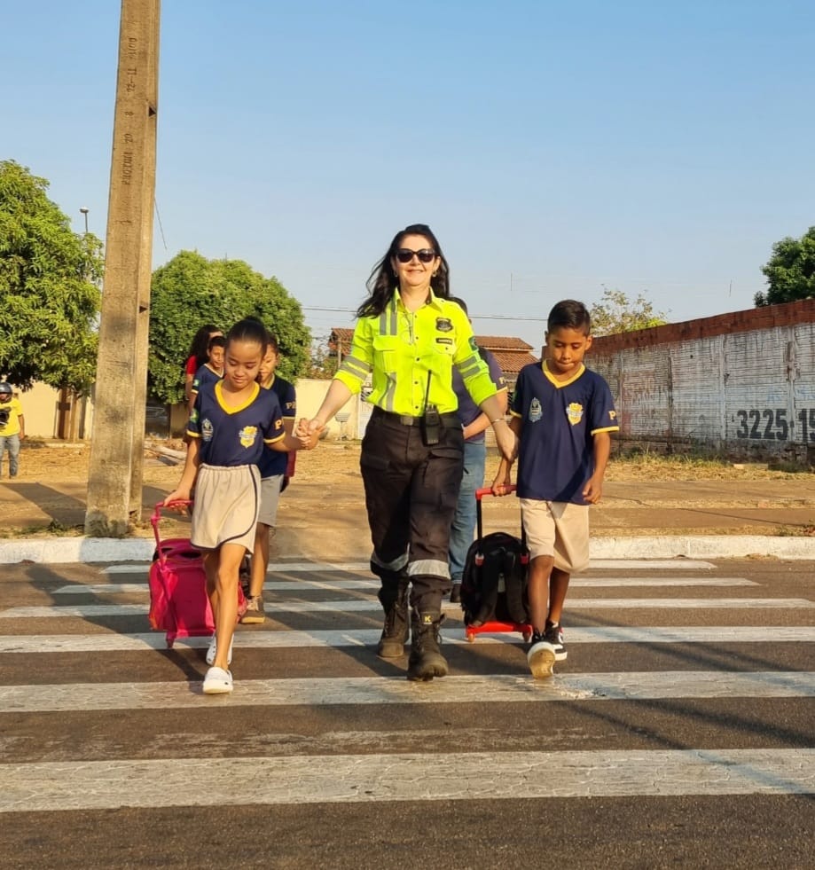 Guarda de trânsito acompanha os estudantes na travessia, garantindo um caminho seguro para todos. - Foto: Divulgação