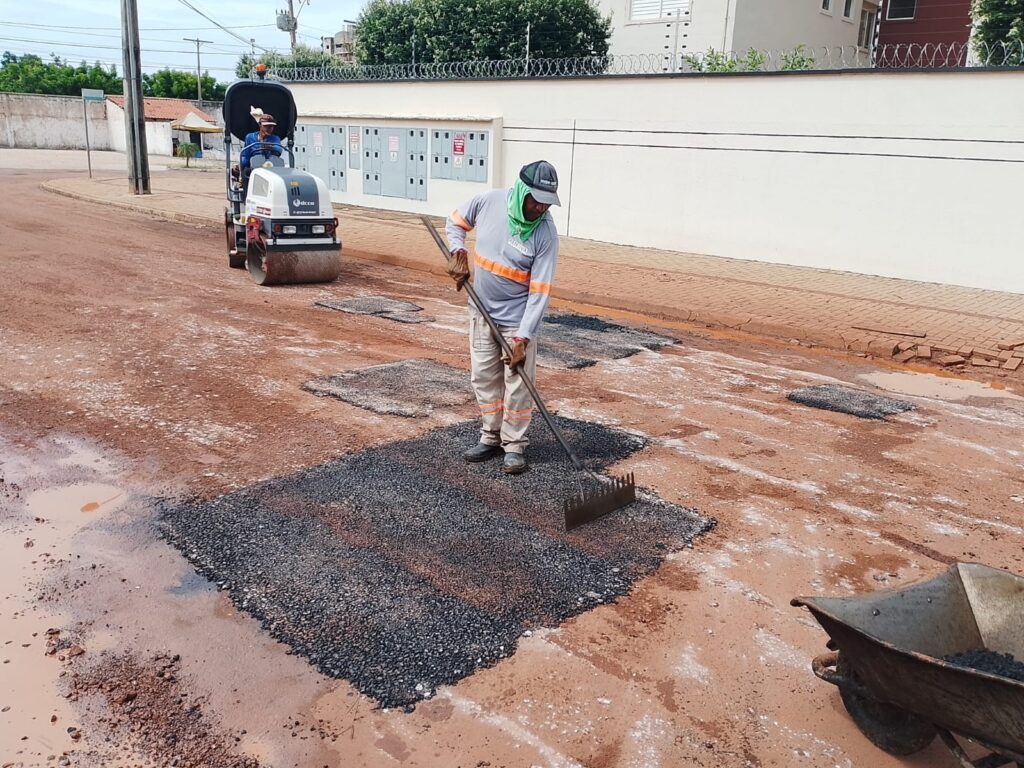 Durante processo de tapa-buracos são usados concreto betuminoso usinado a quente e a frio (CBUQ) - Foto: Divulgação