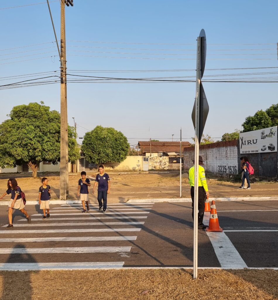 Agente de trânsito organiza fluxo e protege pedestres e motoristas - Foto: Divulgação