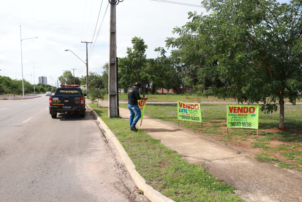 Faixa e placas expostas além de prejudicarem a estética da cidade, podem dificultar a visibilidade dos condutores, pedestres e ciclistas no trânsito - Foto: Francisco Barros / Secom Palmas