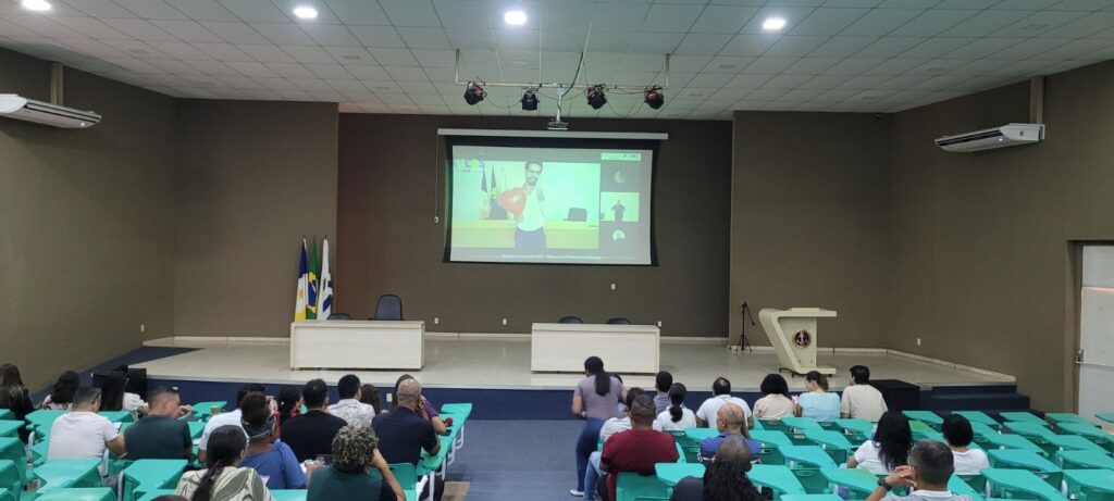 ETI reuniu professores e demais servidores para assistir, ao vivo, pela plataforma Palmas Home School, na internet, pronunciamentos e atividades de acolhimento - Foto: Divulgação