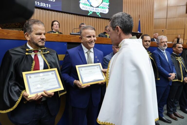 Prefeito Eduardo Siqueira recebe título de Doutor Honoris Causa da PMTO