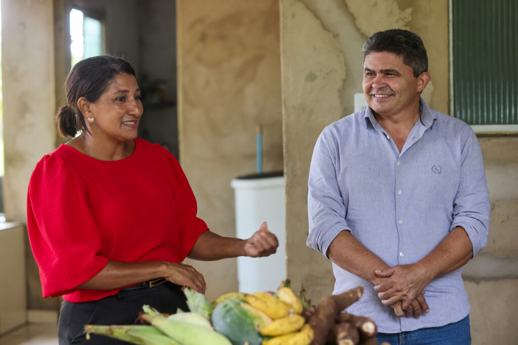 A presidente da Associação dos Pequenos Produtores Rurais do Pró-Taquari II, Maria de Lurdes Pereira da Silva, agradeceu ao secretário municipal de Agricultura e Serviços de Interior, Major Negreiros , pela agilidade no atendimento às demandas do setor - Foto: Lia Mara/Secom Palmas