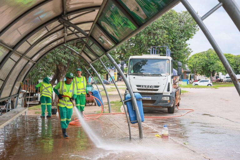 Prefeitura de Palmas promove limpeza semanal das estações de ônibus