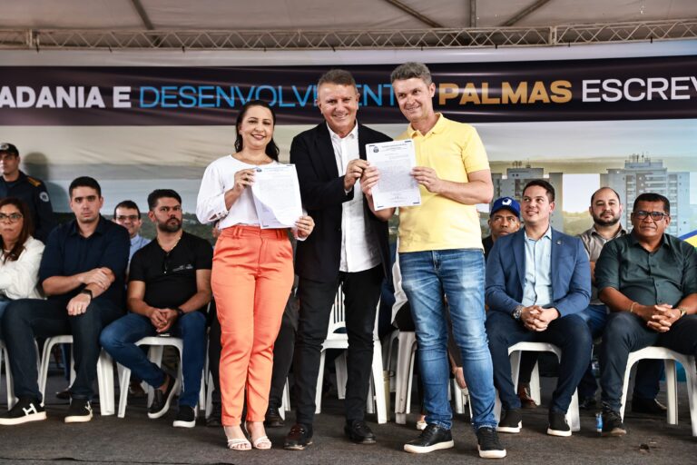 Prefeito Eduardo Siqueira Campos entrega 219 títulos de propriedade e realiza sonho de moradores pioneiros