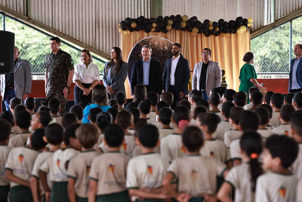 Autoridades e a comunidade escolar participam de cerimônia de aniversário<br>