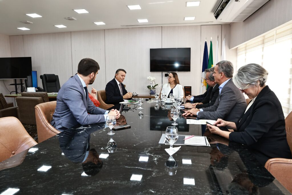 Eduardo Siqueira Campos em reunião na sede do Poder Judiciário do Tocantins - Foto: Edu Fortes