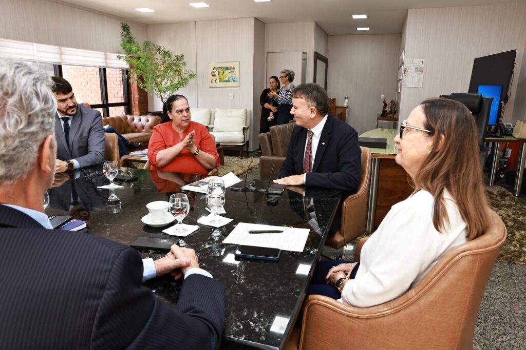 Eduardo Siqueira Campos em reunião na sede do Poder Judiciário do Tocantins - Foto: Edu Fortes