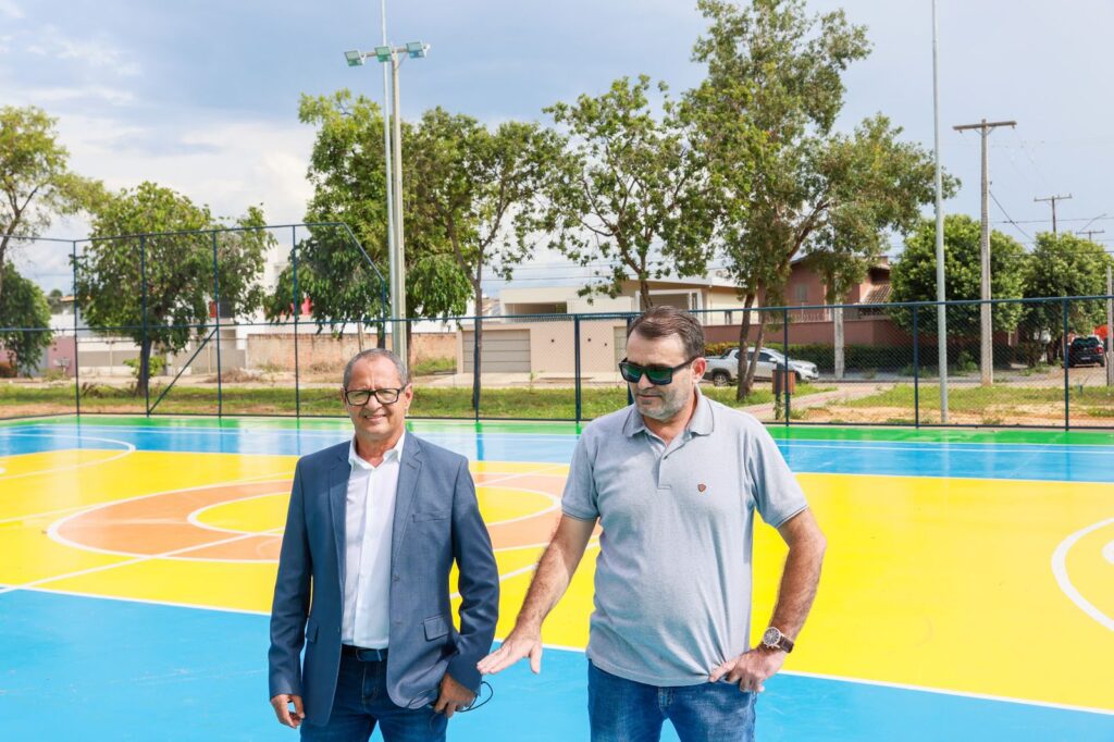 Secretário Soró (à esquerda) e Francisco José Jorge, representante da Construtora Porto Belo, (à direita) durante vistoria às obras