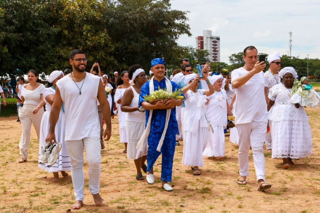 Fiéis e simpatizantes seguiram em cortejo até a Praia da Graciosa<br>