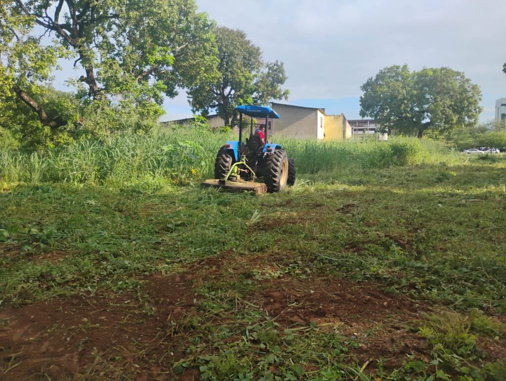 Roçagem com trator na ACSU-SE 60 (601 Sul) - Foto: Divulgação