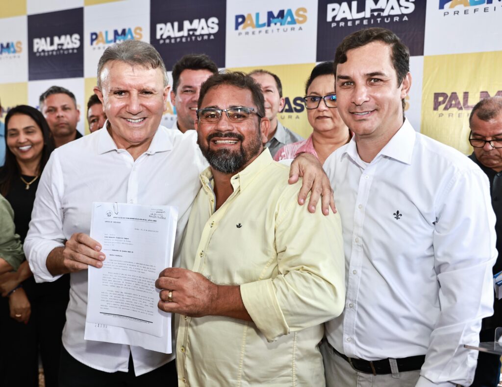 Prefeito Eduardo Siqueira, presidente da associação de moradores da Arso 43, Augusto Mauro e vice-prefeito pastor Carlos Eduardo