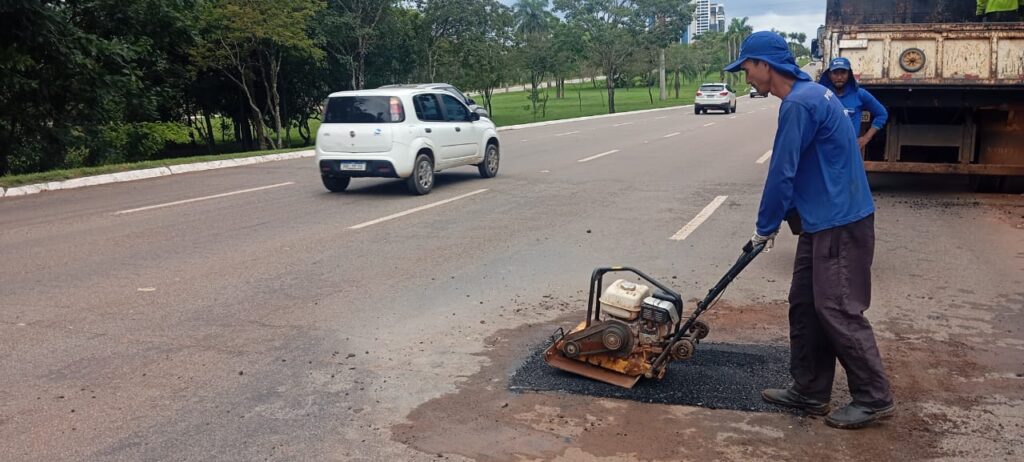 Manutenção de via na Avenida Teotônio Segurado - Foto: Divulgação