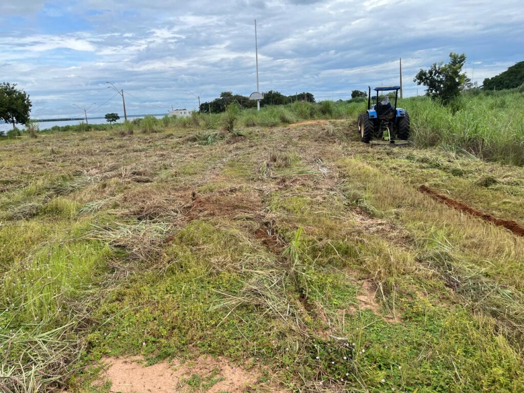 Roçagem com trator na Praia do Prata - Foto: Divulgação