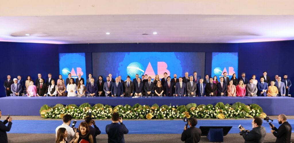 Eduardo Siqueira Campos recebe condecoração da OAB - Foto: Flávio Cavaleira