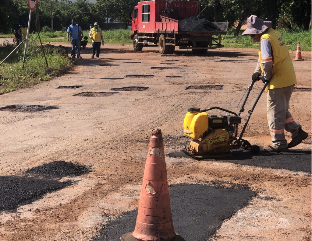 Tapa-buracos da Prefeitura de Palmas na NS-01, durante o recesso de carnaval - Foto: Divulgação