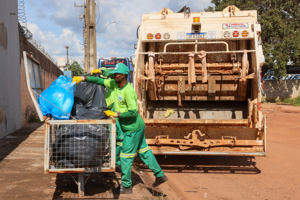 Descarte no dia da coleta evita acúmulo de lixo e possíveis sujeiras pelas vias da cidade - Foto: Lia Mara