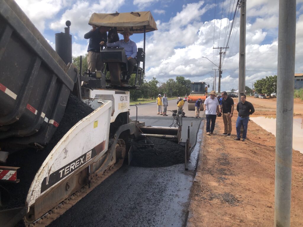 Prefeito em exercício Carlos Eduardo Veloso acompanhou a obra de recapeamento no Taquari - Foto: Divulgação