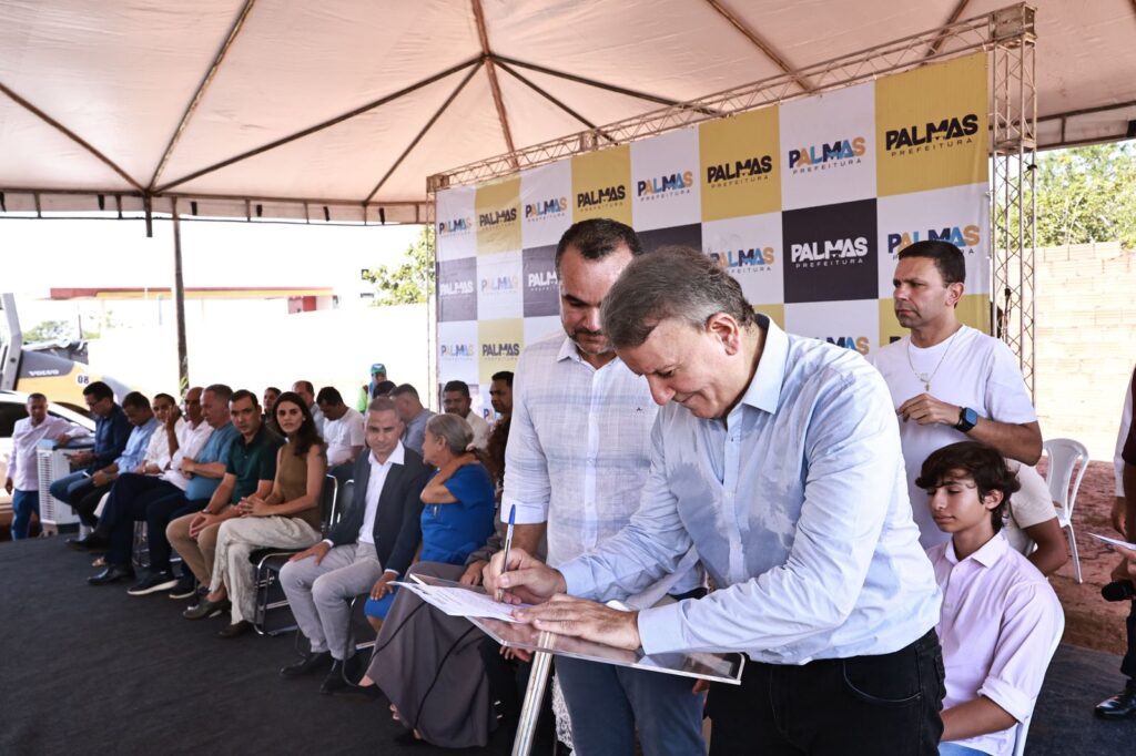 Prefeito de Palmas, Eduardo Siqueira, assinou ordem de serviço para recapeamento no Jardim Taquari. Foto: Edu Fortes