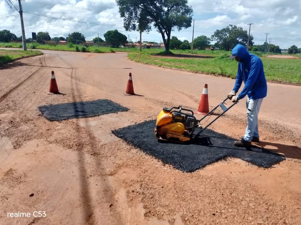 Manutenção de via na Avenida LO-29